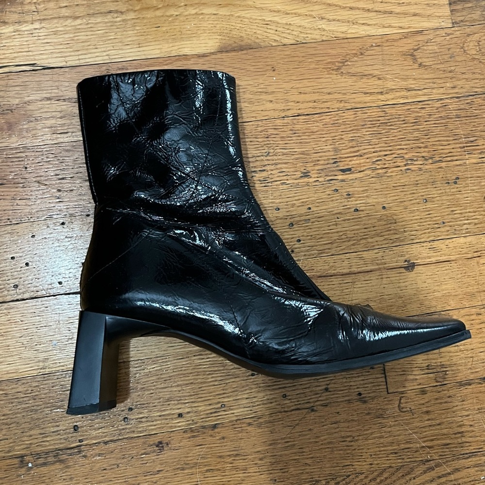 The cutest simple black boot!